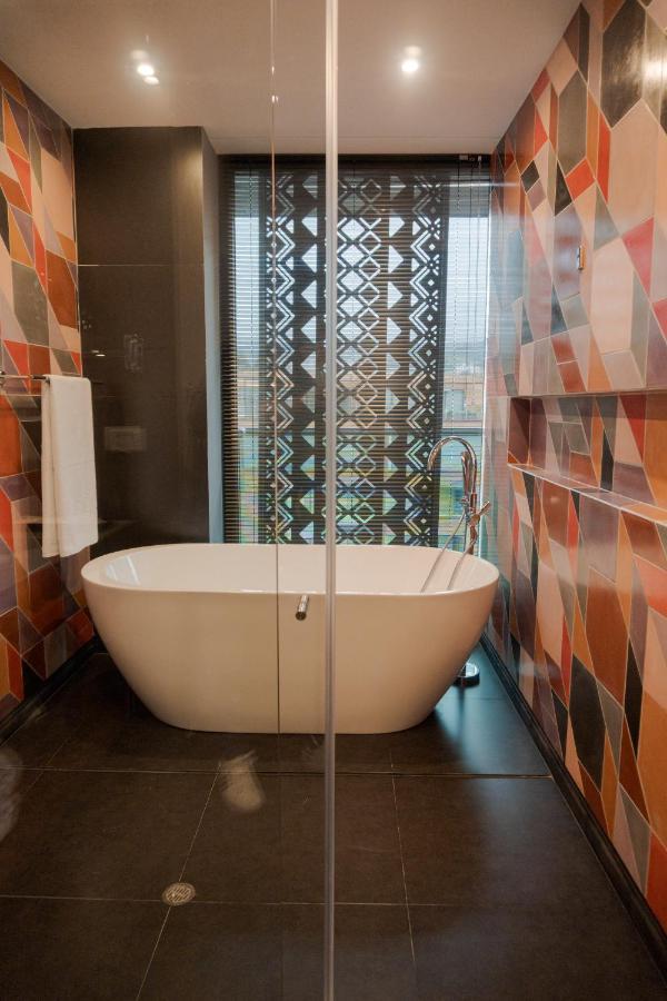Hotel V1501 ปัสโต ภายนอก รูปภาพ A freestanding bathtub