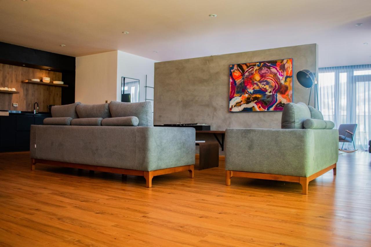 Hotel V1501 ปัสโต ภายนอก รูปภาพ A living room with a concrete wall
