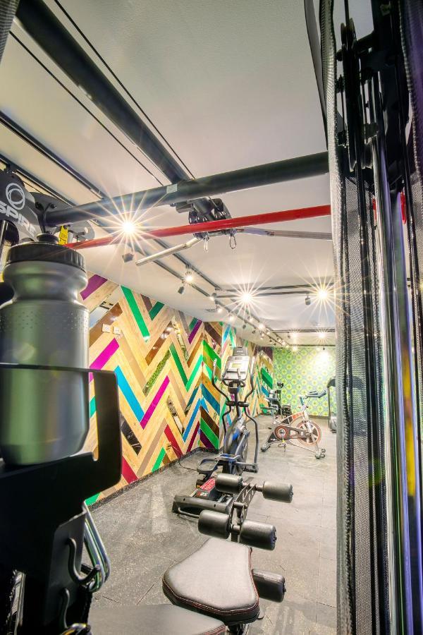 Hotel V1501 ปัสโต ภายนอก รูปภาพ The interior of a Virgin Active gym