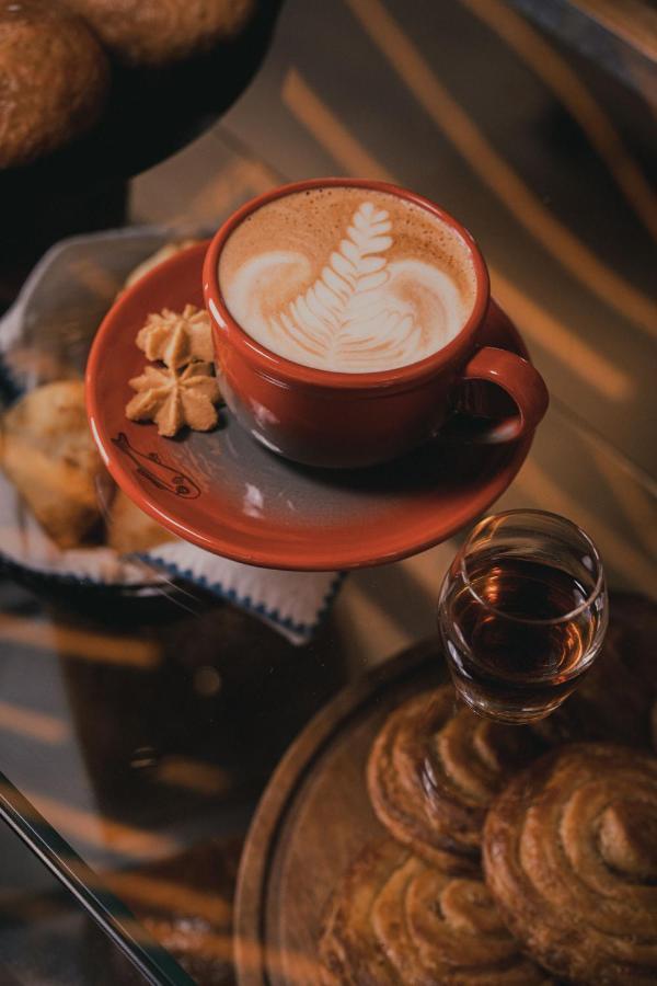 Hotel V1501 ปัสโต ภายนอก รูปภาพ A cup of coffee with a glass of grappa