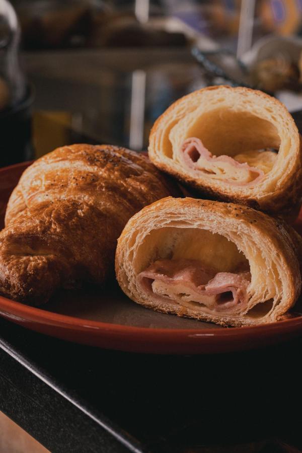 Hotel V1501 ปัสโต ภายนอก รูปภาพ A ham and cheese croissant